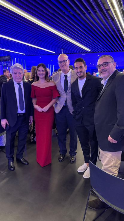 URA Clan recibe el premio de la Fundación Atlético de Madrid en la víspera de su Torneo de X Aniversario