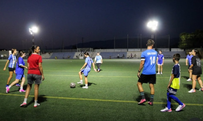Un entrenamiento de un equipo femenino del Español del Alquián.