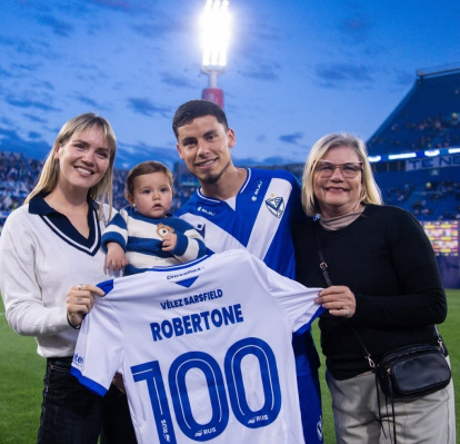 Foto publicada por Lucas Robertone en Instragram con motivo de los 100 partidos en Vélez.