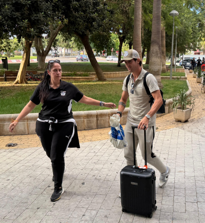 Morata en la llegada del CD Leganés al Hotel Elba con la responsable de prensa.
