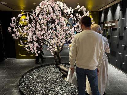El árbol de cerezo en flor de bronce y vidrio que hay en el interior del crucero.