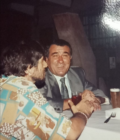 Juan Antonio Román con una buena cerveza junto a Pepe Cayuela.