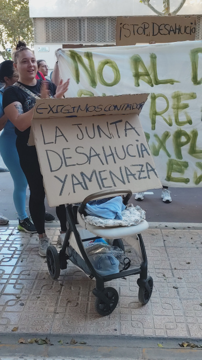 Uno de los carteles durante la concentración.