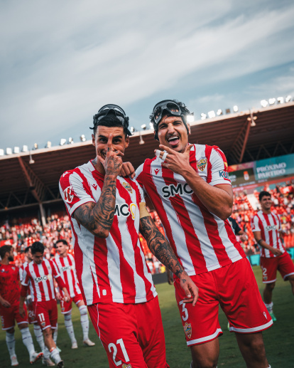 Los enmascarados del Almería no paran de celebrar goles.