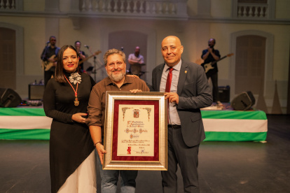 Manuel Vera acompañado por la concejala de Cultura y el alcalde de Huércal-Overa.