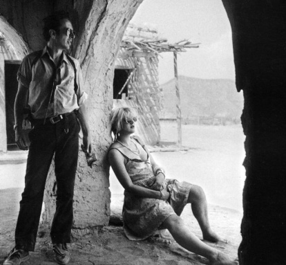 Courtney Love y Joe Strummer durante el rodaje de 'Directos al infierno'.