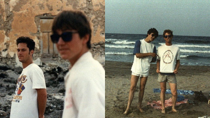 A la izquierda: Dick Rude, actor y ayudante de la película, y José Ceba en Los Escullos. A la derecha: Tom Richmond, director de fotografía de 'Directos al infierno', y Ceba en San José.