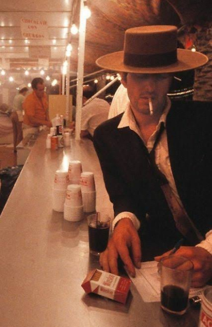 Strummer, vestido de pistolero en una caseta de la Feria, en 1986.
