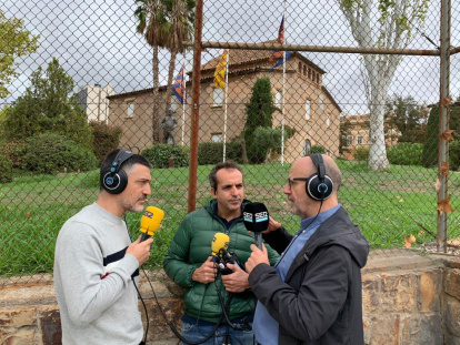 García Pimienta, Lluís Flaquer y Ramón Besa, al lado de La Masía.