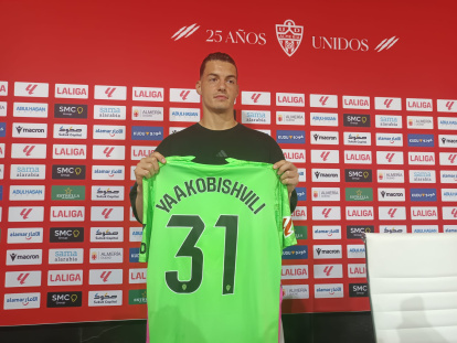 Yaakobishvili en su presentación como portero del Almería.