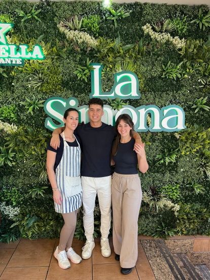 Miguel Ángel Castro, ‘Missi’, junto a dos integrantes del equipo de La Simona.
