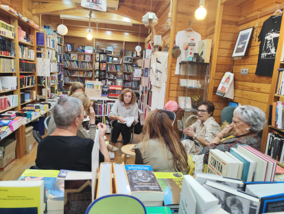 Los días en los que se celebran los clubes de lectura, la librería hace espacio para acoger en sus entrañas a las participantes.