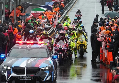 Los pilotos dispuestos a salir a dar dos vueltas al circuito en homenaje a los espectadores.
