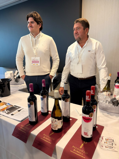Representantes de Bodega Palomillo muestran sus vinos durante el encuentro comercial celebrado en Copenhague.