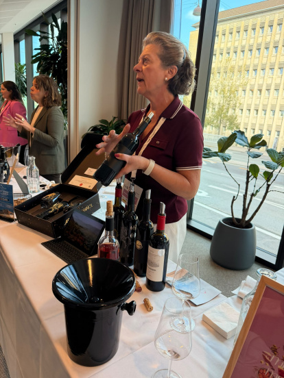 Una representante de Bodega Sierra Almagrera presenta sus vinos durante las actividades profesionales de Taste Spain Copenhague.