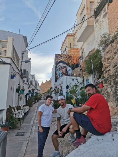 Nauni 69, junto a miembros de la Asociación de Vecinos El Santo - Cerro de San Cristóbal ante el nuevo mural de la Soledad.