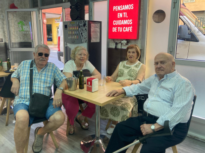 Leo, Paco, María y Chelo, clientes habituales del bar, reunidos alrededor de una de las mesas a la hora del desayuno.