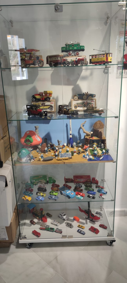 Expositor del museo donde luce el pueblo pitufo.