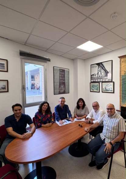 En la fotografía de la comisión organizadora: Manuel Rodríguez, Vanessa Vicent, Rubén Martinez, Antonio Corrales, profesores y Ana Montes y Jesús R. Vaquero, directora y exdirector.