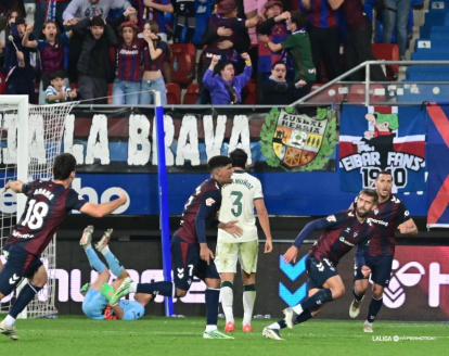 Los jugadores del Eibar celebrando el golazo de Pejiño.