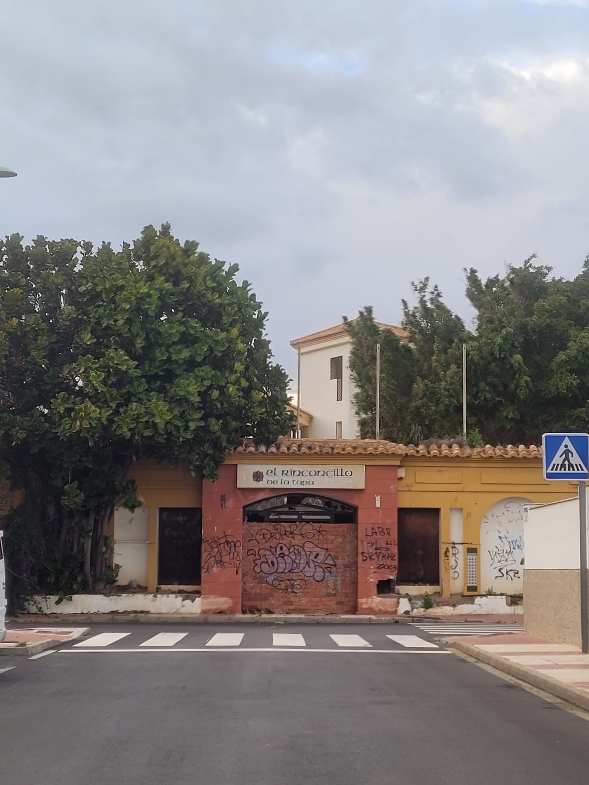 Más de 200 vecinos de la Urbanización de Roquetas de Mar denuncian una ...