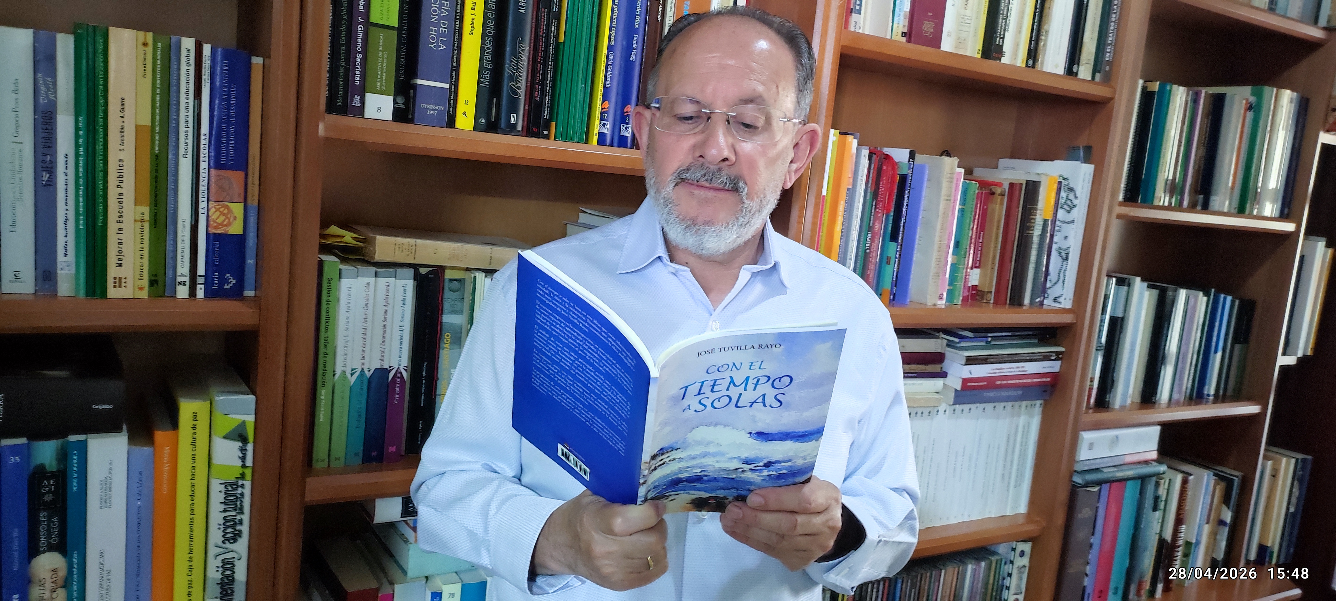 José Tuvilla publica su sexto poemario, ‘Con el tiempo a solas’